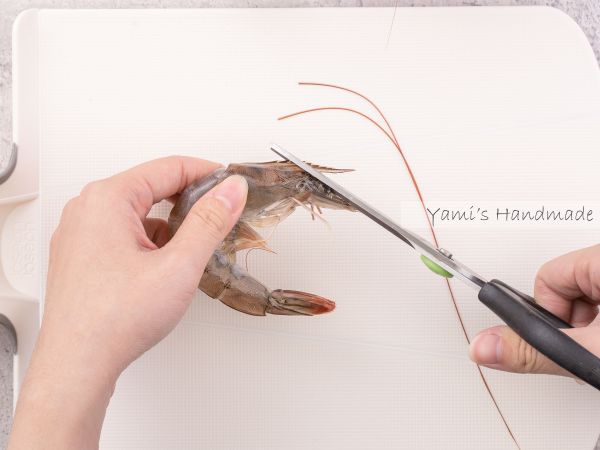 先處理蝦子，剪去尖刺及長鬚