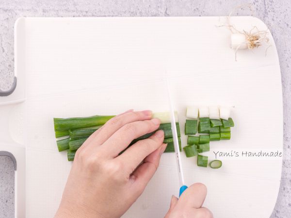 蔥切小段 (因為我是用炸籃，所以有故意切得比炸籃的洞大一些，後面的辣椒蒜頭也是，如果要用其他的容器，可以切小一點)