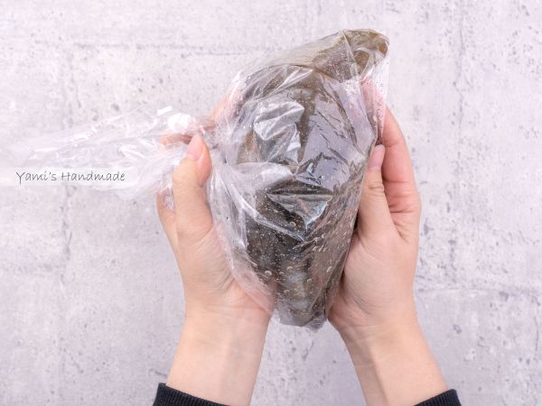 搖晃袋子或容器，讓所有調味料與蝦子均勻混和