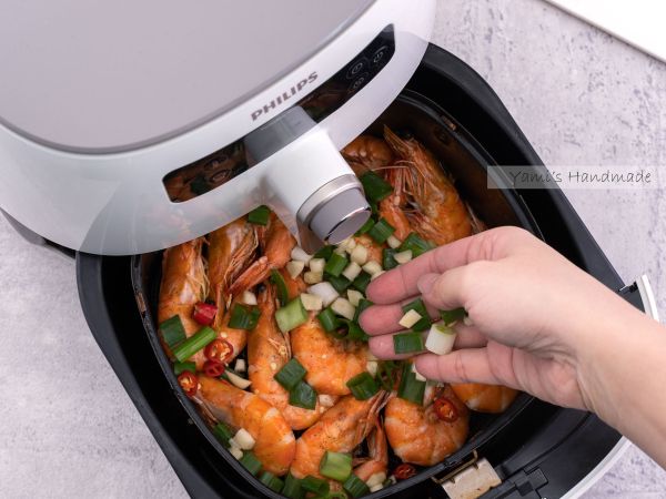 時間到了之後，撒入切好的蔥、辣椒、蒜頭