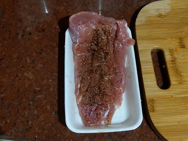 里肌肉切成片狀並切格紋，之後抹上鹽、黑胡椒粒及醬油，放置15分鐘左右