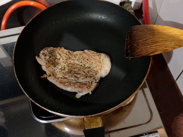 加入橄欖油後，將肉排煎至金黃並將蒜頭切片煎至酥脆作為蒜片，即可享用