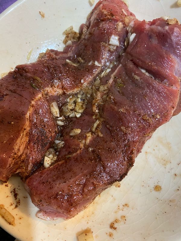 梅花肉（胛心肉）洗淨擦乾，用叉子兩面插孔，上下面均勻抹上醃料，醃製20-30分，一晚更佳