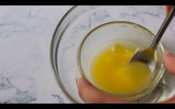 牛油坐熱水溶成液備用