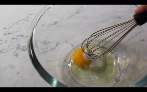 在碗中打蛋加入糖混合, 持續攪拌直到起泡泡