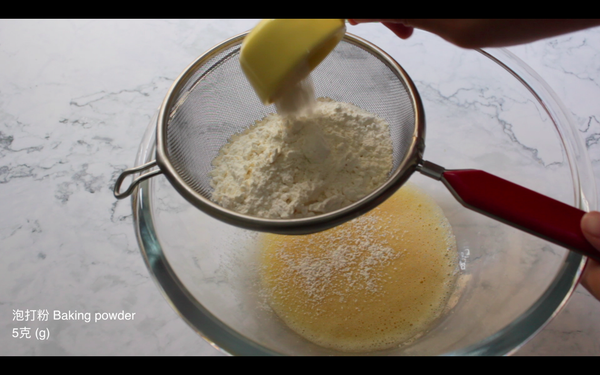 把麵粉及泡打粉過篩，然後把液體及麵粉混合好