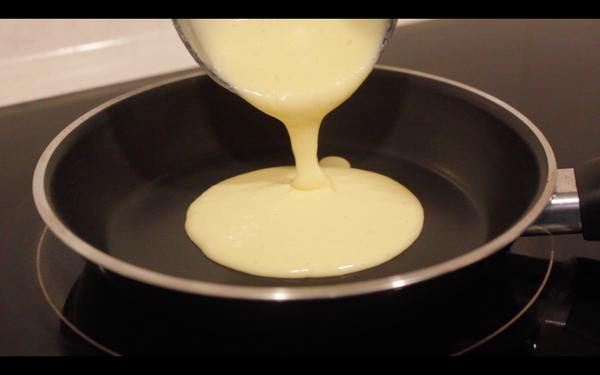 中火熱鍋，轉小火倒入麵糊
