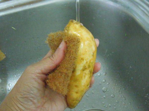 選用台農52號黃地瓜及台農66號紅地瓜。在流動的水下，用菜瓜布刷洗外皮，洗淨泥土。