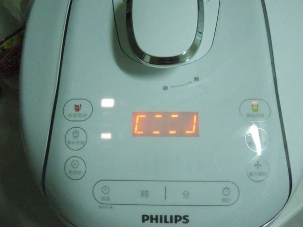 按下「開始烹飪鍵」就可以了。
計時25分鐘，等候翻面。這時你可以放心去忙其他的事，萬用鍋免顧爐，為你節省不少時間。