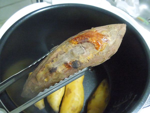 25分鐘一到，打開蓋子，將番薯翻面。然後蓋上蓋子，萬用鍋仍繼續原來行程。