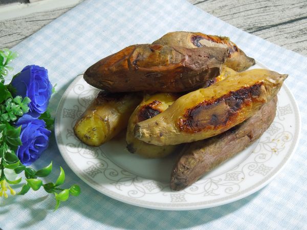 50分鐘一到，按「取消」鍵。開蓋取出番薯擺盤。輕輕鬆鬆就可以享受健康的點心。