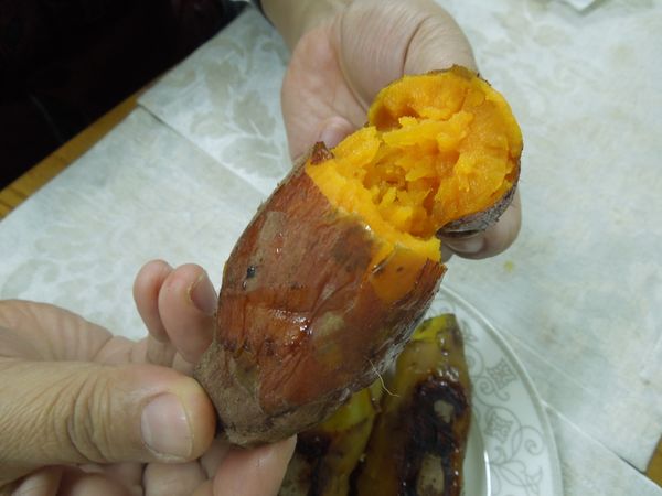 來看看剝開的番薯，香氣四溢。