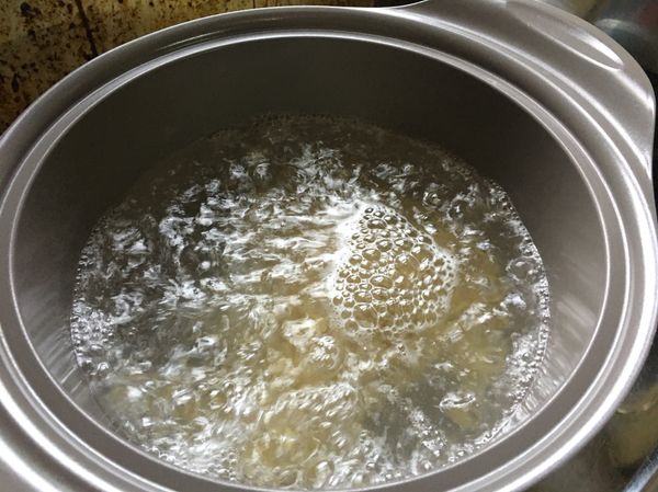 水煮沸後，放入通心麵煮10分鐘。