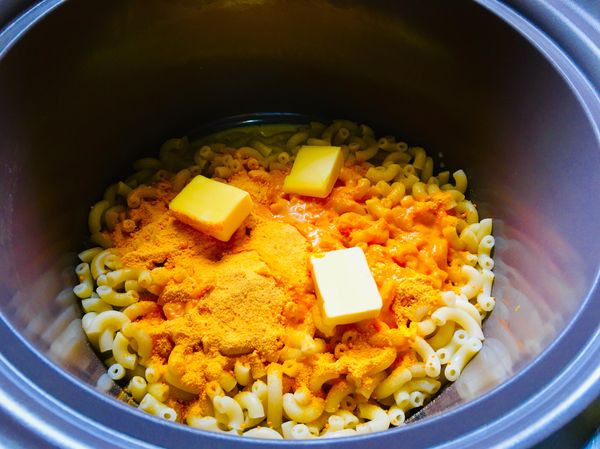通心麵隔走水分，加入奶油、起司粉和牛奶拌勻。