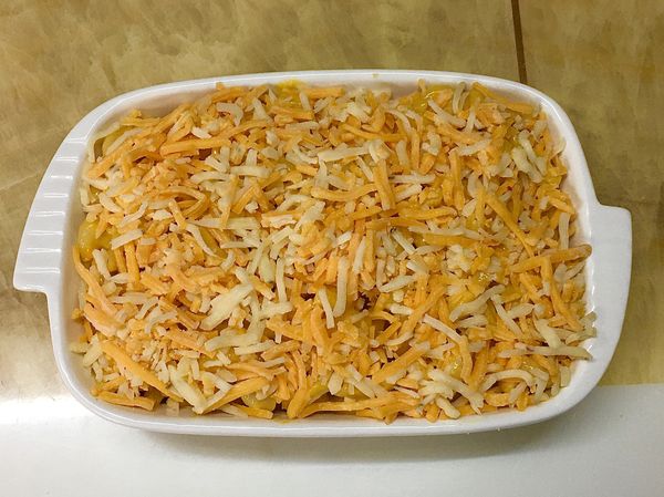 表面灑上起司碎。