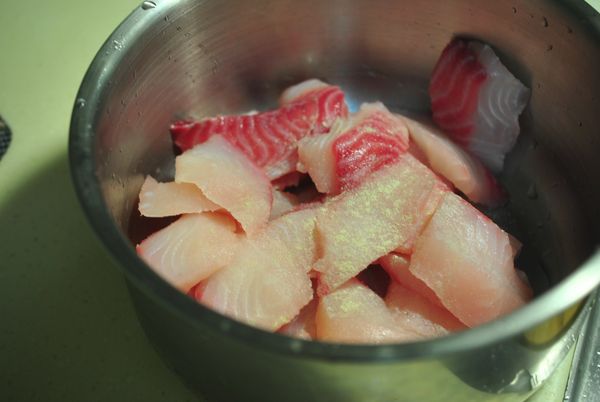 加入醃料醃一下,塩巴和白胡椒粉.