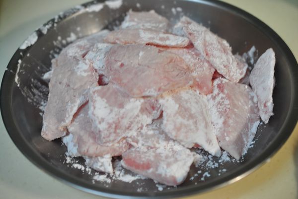 醃製後的魚片,表面沾上玉米粉,再拍掉多餘的粉.靜置五分鐘.