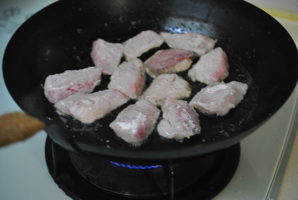 熱鍋,加入適量油,油熱後再放入魚片.