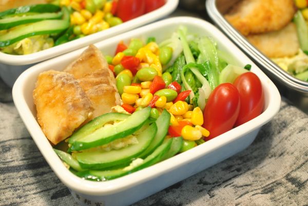 便當菜色參考:煎鯛魚片,小黃瓜炒蛋,毛豆玉米炒紅椒粒,蒜炒青江菜和兩顆玉女番茄.