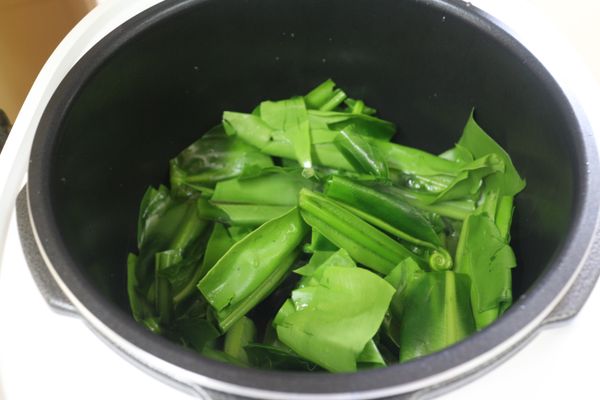 再加上山蘇拌一下,繼續關蓋加熱3分鐘