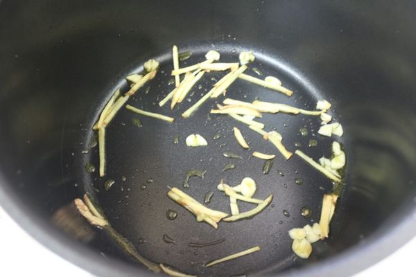 先放置蒜末和薑絲加熱2分鐘,有爆香的感覺