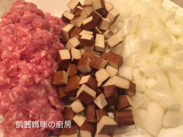 準備食材：洋蔥、豆乾和豬絞肉。洋蔥去外皮、切丁，豆乾也切丁，蒜頭去膜、切碎備用。