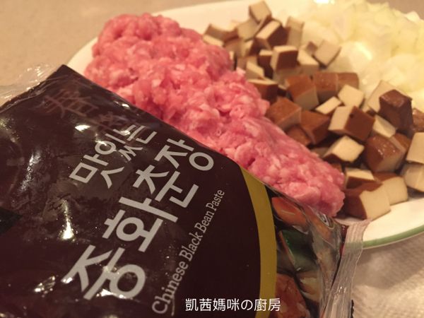 烏嚕嚕的韓式炸醬麵的醬料。