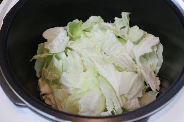 再把高麗菜下鍋,蓋鍋後加熱3分鐘