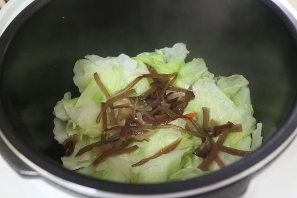 開蓋時 高麗菜慢慢枯萎熟透,這時候加進黑木耳絲,少許的鹽巴糖調味即可