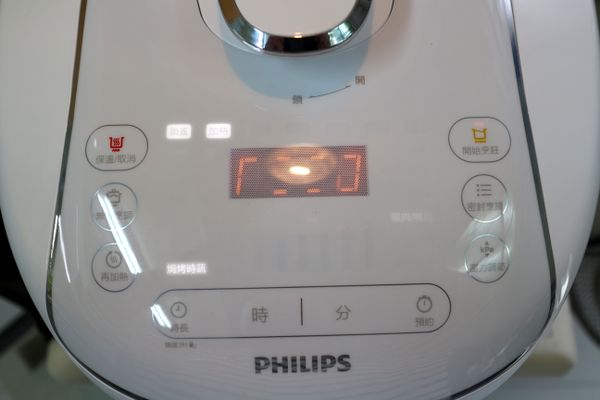 使用飛利浦智慧萬用電子鍋HD2140 按模式【 無水烹調/焗烤時蔬】