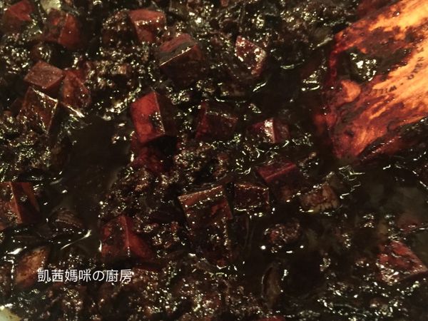 .拌炒均勻，加砂糖1湯匙、水1杯、蓋上鍋蓋燜煮10分鐘。期間需要不時翻炒，避免焦鍋。
9.炸醬烹煮熟透、入味，將太白粉水拌入醬料。