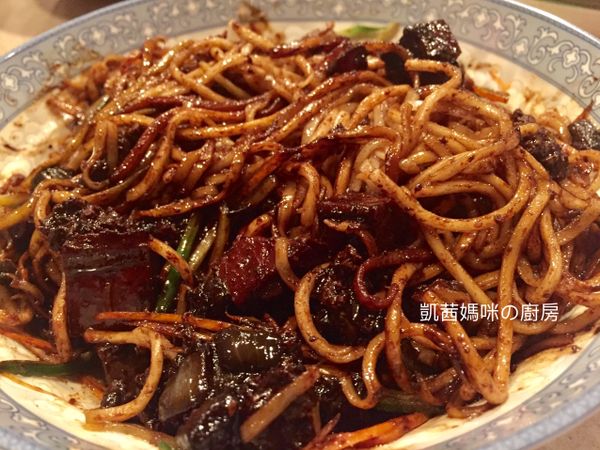 麵條與醬料拌勻，吃起來更可口。