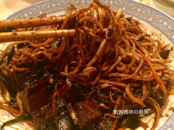 美味佳餚韓式炸醬麵。