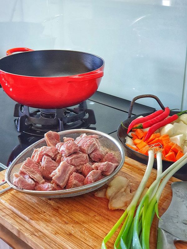 牛肋條切塊 滾水燙一次瀝乾水份。