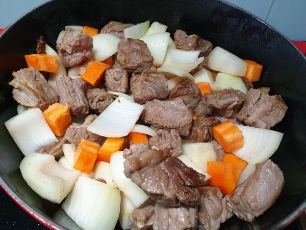 等待肋條表面稍微赤赤接放洋蔥與紅蘿菠丁
大概炒到洋蔥半透明就可以放調味料(2)