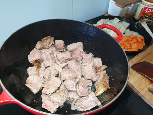 起油鍋將薑片編到金黃卷曲後倒入肋條翻炒