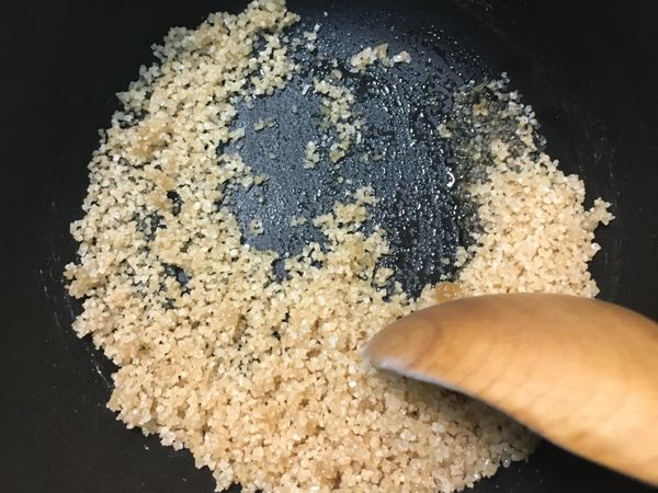 鑄釜鍋冷鍋加入半碗二號砂糖中火乾炒約5-10分鐘炒香，慢慢攪拌不讓糖炒焦