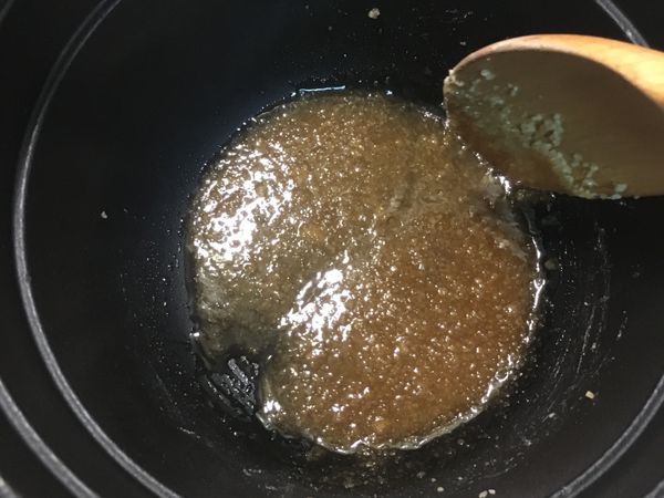 把糖炒到整個軟化變成液狀如此一來的糖水香氣可以增加好幾倍，會更好吃