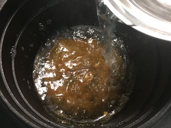 接著加入水1500ml與炒過的糖漿一起煮滾煮均勻