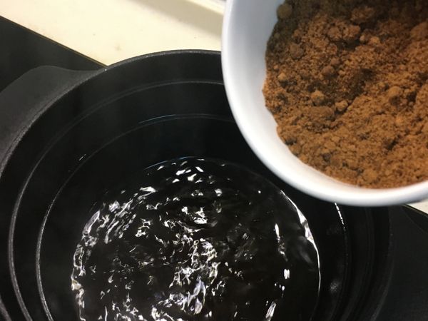 再放入黑糖約1/3碗拌勻後可以增加香氣