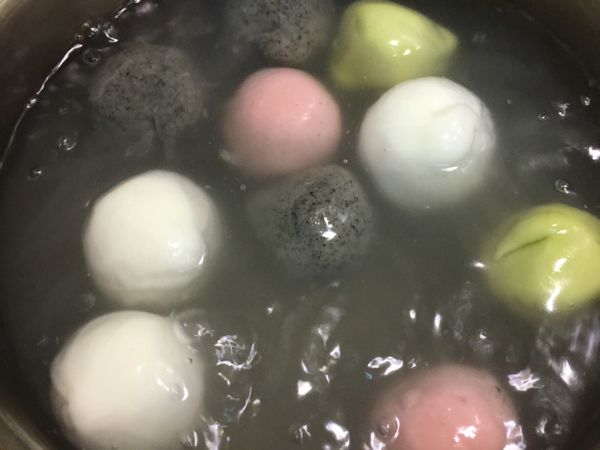 另起一鍋滾水放入湯圓慢慢攪拌避免沾黏，煮到湯圓完全浮起即可撈出