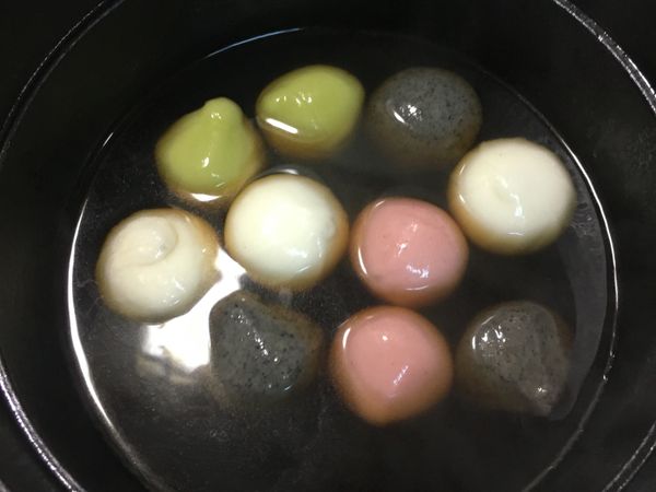 鑄釜鍋中糖煮勻後再將剛才煮好的湯圓放入，測試看看甜度是否足夠在酌量增加，湯圓攪拌後即可完成