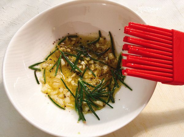 雞里肌切成大約4x4公分大小
小番茄洗淨
將橄欖油加入蒜末、迷迭香葉、塩、黑胡椒調味