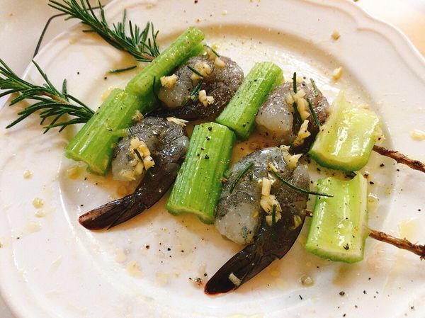 鮮蝦去頭、殻、泥腸，僅留尾部
可搭配西洋芹、小黃瓜或甜椒⋯⋯