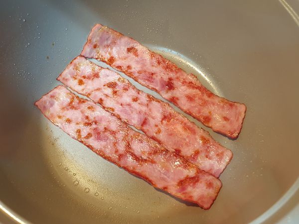 先將培根兩面煎香脆
若是培根沒什麼油可以加一點