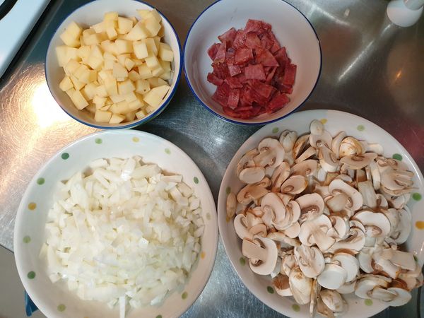 馬鈴薯切小丁
洋蔥切小塊
蘑菇切片
煎好的培根切小塊