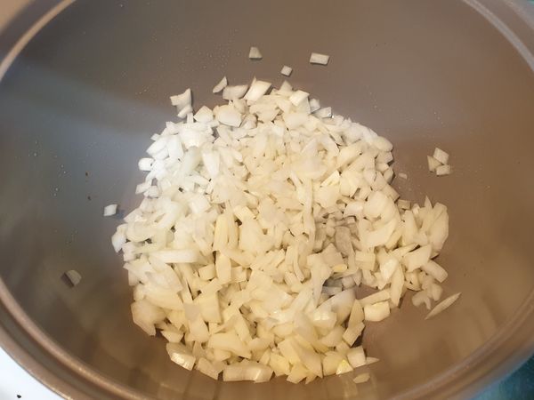 放點油翻炒洋蔥至微軟