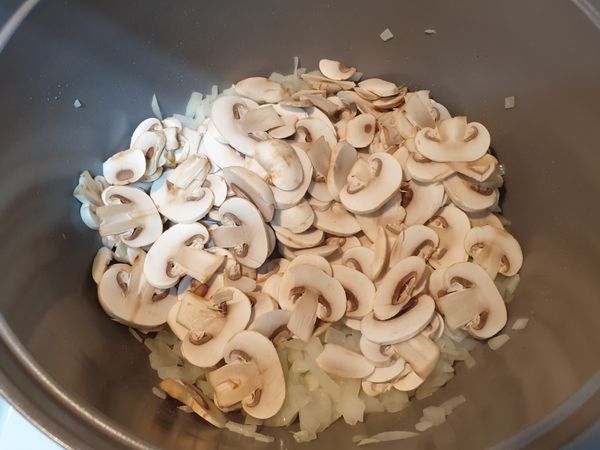 放蘑菇翻炒微熟