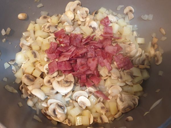 放培根翻炒一下