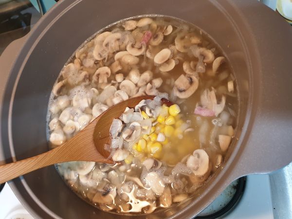 加入一整罐玉米粒含湯汁